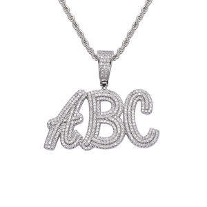 Détail du pendentif alphabet ABC hip hop serti de pierres de zircone blanches