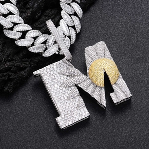 Chaîne cubaine hip hop en argent avec pendentif M serti de pierres de zircone brillantes