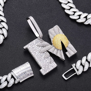 Pendentif lettre M hip hop marguerite avec zircone cubique argentée et dorée éclatante