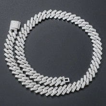 Dettaglio catena cubana in argento 925 con maglie a punta e pavé di diamanti moissanite