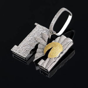 Pendentif M hip hop avec incrustation de zircone et motif marguerite sur fond noir