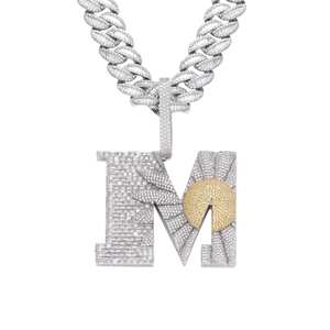 Détail du pendentif lettre M hip hop serti de zircons avec motif marguerite dorée