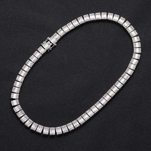 Dettaglio della collana cubana da 10mm con zirconi a baguette e finitura in argento