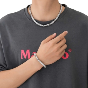Nahaufnahme der 8mm silbernen Kordelkette mit funkelnden Zirkonia-Steinen im Set