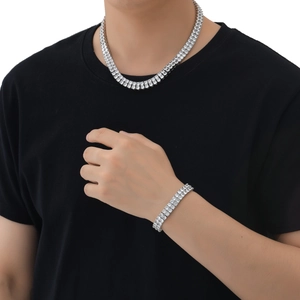 Détail du collier et bracelet tennis 5mm à double rangée en argent avec pierres de zircone