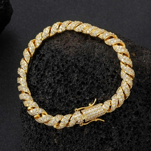 Makro-Detail einer 8mm goldenen Kordelkette mit Zirkonia-Besatz auf Lavastein-Grund