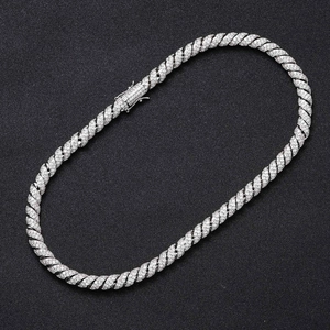 Detaillierte Nahaufnahme der 8mm silbernen gedrehten Kette mit funkelndem Zirkonia Besatz