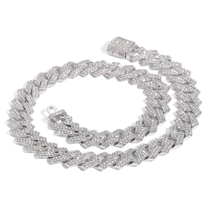 Détail du collier à maillons cubains 14mm avec strass roses et blancs style hip-hop