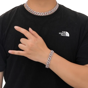 Détail de l'ensemble collier et bracelet cubain 14mm serti de diamants roses et blancs