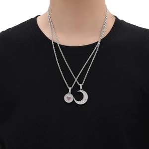 Détails des colliers hip hop superposés avec pendentifs cœur et croissant de lune en zircon