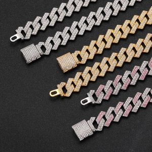 Détail macro de chaînes cubaines 14mm avec strass roses et blancs effet givré