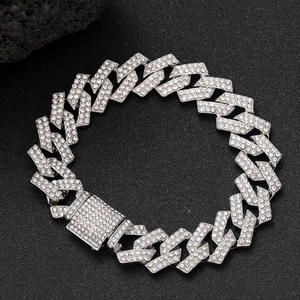 Détail macro de la chaîne cubaine hip hop 14mm avec strass blancs et fermoir de sécurité