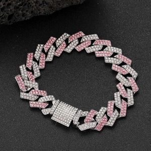 Détail de la chaîne cubaine 14mm glacée rose et blanc avec fermoir en strass
