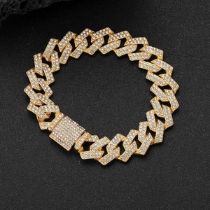 Détail de la chaîne cubaine 14mm en or avec diamants complets et fermoir de haute qualité