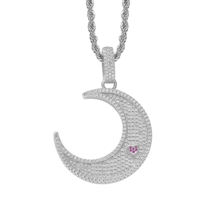 Détail du pendentif lune en argent hip hop avec zircons micro-pavés et cœur rose