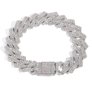 Détail de la chaîne cubaine argentée de 14mm avec strass pavés et fermoir de sécurité