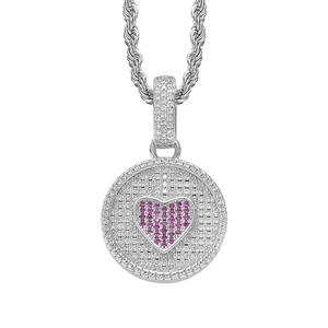 Gros plan d'un pendentif en argent avec cœur en zircon rose et cadre de cristaux brillants