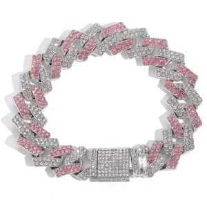 Gros plan d'une chaîne cubaine de 14mm avec strass roses et blancs et fermoir à boîte