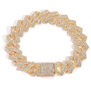 Détail de la chaîne cubaine hip hop 14mm avec base dorée et strass micro-pavés