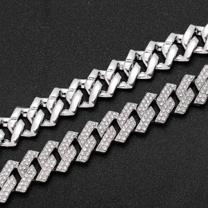 Gros plan d'une chaîne cubaine de 14mm en argent avec strass brillants au style hip hop