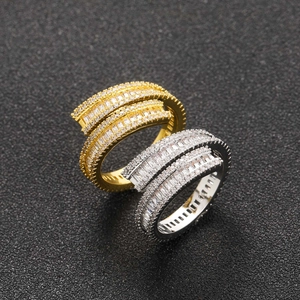 Anillos hip hop en oro y plata con circonitas baguette y un diseño moderno de capas