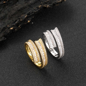 Anillo espiral hip hop con circonitas talla baguette en acabado dorado y plateado lujo
