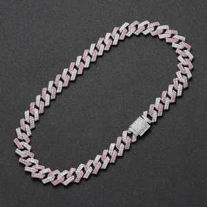 Vue détaillée de la chaîne cubaine hip hop de 14 mm sertie de pierres roses et blanches avec fermoir