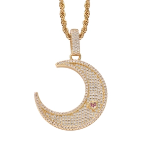 Détails du pendentif lune dorée avec cœur rose et sertissage de zircons cubiques
