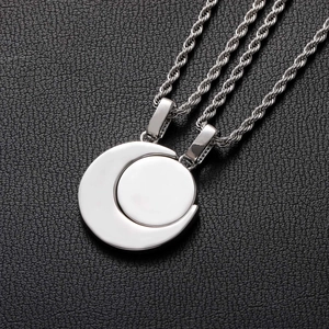 Vue macro de pendentifs soleil et lune en argent sur fond en cuir noir élégant