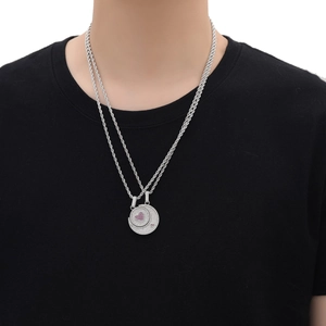 Détail du collier hip-hop double couche argenté avec croissant de lune et cœur rose