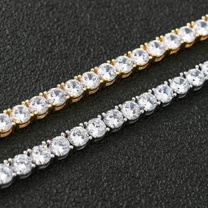 Vue macro d'une chaîne tennis en argent 925 et moissanite en or et argent avec serti à 4 griffes