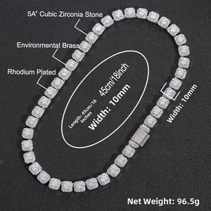 Gros plan d'un collier cubain 10mm serti de pierres en zircone cubique 5A+