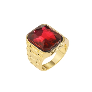 Primer plano de un anillo hip hop para hombre con circón rojo y baño de oro
