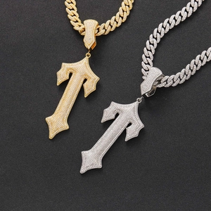 Vereister Trapstar T-Anhänger mit Zirkonia an Gold- und Silber-Panzerketten für Herren