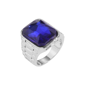 Vista detallada de un anillo para hombre con una gran piedra azul y banda plateada