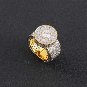 Bague hip hop luxe or et argent avec zircon central et pavage complet de cristaux