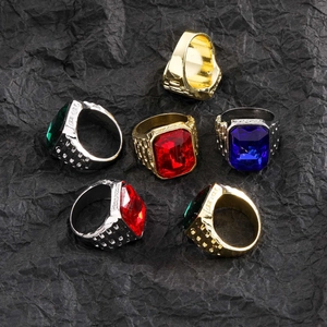 Detalle macro de anillos para hombre con rubí y zafiro rectangulares en varios metales