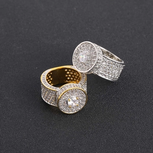 Détail des bagues hip hop en or et argent avec micro-pavage de pierres de zircon blanc