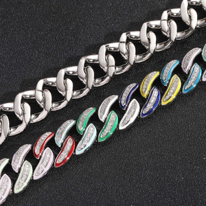 Dettaglio della catena cubana da 15 mm in smalto colorato con pietre di zirconio cubico