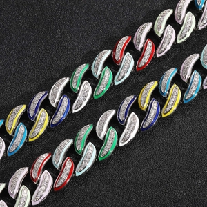 Dettaglio macro della catena cubana 15mm in smalto colorato con zirconi micro-pave