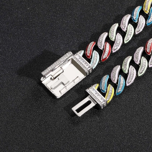 Dettaglio di un bracciale cubano da 15mm in smalto colorato con inserti in zirconi