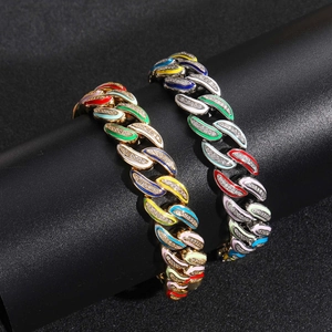 Dettaglio del bracciale a catena cubana da 15mm in smalto colorato con zirconi