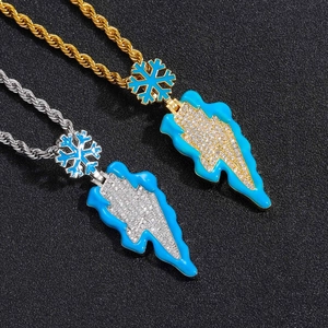 Detail der Hip-Hop-Blitzkette mit blauem Emaille und Zirkonia-Steinen besetzt