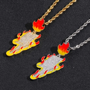 Detail von Hip-Hop-Blitzketten mit Zirkonia-Pavee und roter Feuer-Emaille-Optik