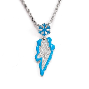 Detailaufnahme von Hip-Hop-Blitzanhänger mit blauem Emaille und Zirkon-Details