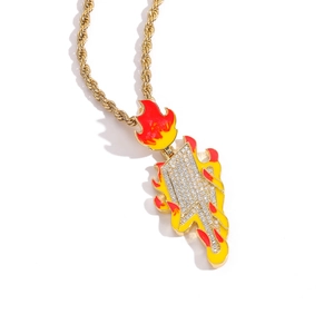 Detail der Hip-Hop-Flammenanhänger mit gelb-rotem Emaille und Zirkonia auf goldener Seilkette