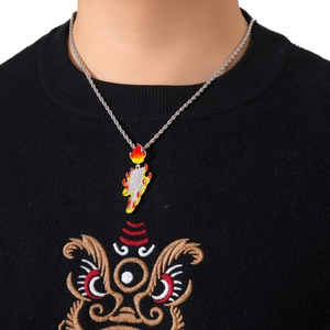 Detailansicht der Blitz-Halskette mit roter Emaille und Zirkonia auf schwarzem Pullover