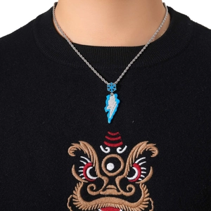 Nahaufnahme des Blitzanhängers mit blauem Emaille und Zirkonia an einer silbernen Kordelkette