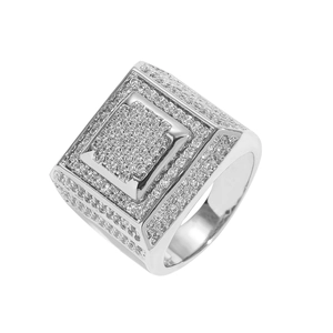 Anello hip hop da uomo squadrato con zirconi micro-pavé e finitura in metallo argento