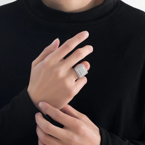 Anello con sigillo quadrato hip hop da uomo con zirconi bianchi su fascia in metallo